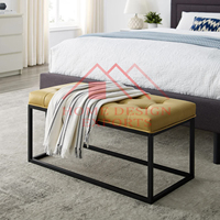 Pouf rectangulaire standard en métal jaune avec assise en tissu doux
