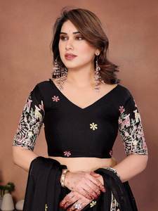 ชุดเลเฮนกาโชลีงานปักหนักทั้งสองด้าน ผ้าจอร์เจตต์เทียม 3 สี ดีไซน์หรูหรา เหมาะสำหรับงานแต่งงาน งานดิวาลี อีด หรือคริสต์มาส - Product Image 4