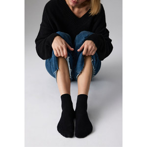 GRIMELANGE Chaussettes noires pour femmes, 100 % coton, absorbantes, coupe classique, usage quotidien, style automne, tricotées, couleur unie - Product Image 1