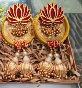 Acrílico Shubh Labh con diseño de loto Puerta festiva Colgante Shubh Labh Decoración de bienvenida Toran para la decoración de la puerta del festival - Product Image 1