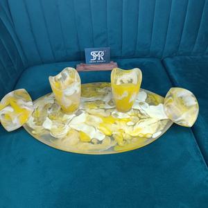 Plateau de service en résine polie écologique fait main de luxe avec deux verres, motif marbre jaune et blanc, style ange, décoration d'intérieur - Product Image 3