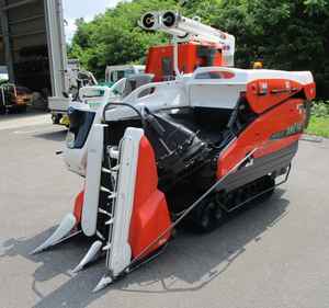 Moissonneuse-batteuse à riz Kubota AR218GDXMW haute pression, 6 rangs, alimentation par tête, diesel, distance entre les rangs de 300 mm - Product Image 4