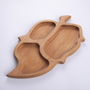 Bandeja para Aperitivos de Madera de Haya en Forma de Hoja de 3 Secciones - Plato para Nueces y Dulces de Madera Maciza Natural - Artículos de Arte Hechos a Mano - Product Image 1