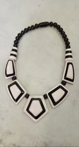 Collar de resina blanca moderno hecho a mano para mujer, joyería de cuentas de diseño de cadena elegante y diamante de moda para bodas - Product Image 2