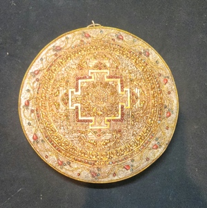 งานประติมากรรมโบราณ ศิลปะโลหะ ประดับหมุด ลายมณฑลา ศาสนาพุทธ ทิเบต ทองแดง ของสะสม สีทอง แกะสลักจากอินเดีย 2 สี - Product Image 2