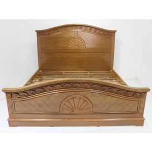 โครงเตียงควีนไซส์ไม้สักแกะสลักแบบดั้งเดิม พร้อมแผงสีน้ำตาล ดีไซน์โดย Java Wood Furniture - Product Image 1