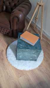 Tabouret en marbre vert du Guatemala Table d'appoint élégante en pierre naturelle Design rond élégant Parfait pour le salon, la chambre à coucher et le bureau - Product Image 3