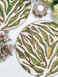 Camino de Mesa de Lujo Ecológico con Cuentas Florales, Diseño Único de Flores Rosas y Verdes, Mantel Individual Artesanal Bordado a Mano para el Hogar - Product Image 6