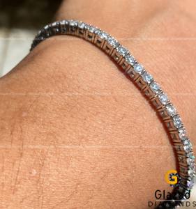 Magnifique bracelet tennis en or blanc 10K serti de moissanite taille brillant ronde, au design incroyablement nouveau. - Product Image 4