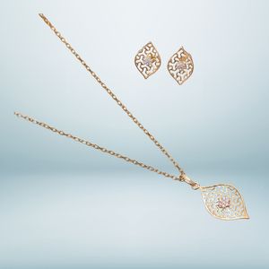 Ensemble de pendentifs en plaqué or fin 18 carats de créateur traditionnel pour femmes comprenant des boucles d'oreilles assorties pour les mariages et les fêtes - Product Image 1
