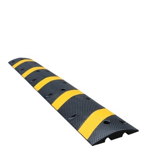 Ralentisseur de vitesse en caoutchouc réfléchissant jaune/noir de 72'' (1830*300*60mm) de type américain pour câbles - Product Image 1