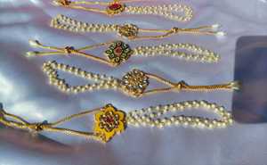 Conjunto de Pulsera y Anillo con Cadena de Perlas Kundan, Joyería Ajustable para Mano, Recuerdo para Damas de Honor, Regalo para el Día de San Valentín, Haldi, Mehndi, Sangeet, Mayoon - Product Image 3