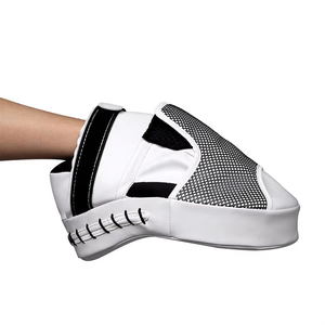 Mitaines de boxe en cuir PU personnalisées faites à la main et coussinets de mise au point ronds Nouveau style mitaines de mise au point respirantes professionnelles personnalisées - Product Image 1