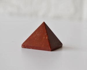 Pyramides miniatures en lapis-lazuli de qualité supérieure pour la méditation et la décoration - Product Image 3