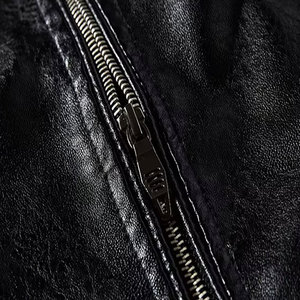 Chaqueta de cuero PU de motorista Vintage para hombre, cuello alto de otoño e invierno con capucha extraíble, logotipo frontal, cierre de cremallera - Product Image 4