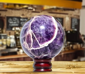 โรงงานราคาขนาดใหญ่เชฟรอนอเมทิสต์ทรงกลมคุณภาพสูงขนาดใหญ่ Dream อเมทิสต์คริสตัลบอล Handmade พลังงานหินสําหรับการทําสมาธิต - Product Image 6