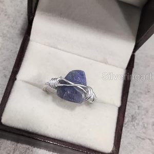 Bague pour femme en argent sterling 925, pierre précieuse tanzanite naturelle, pierre de naissance de décembre, bande en fil, bijoux faits à la main pour Noël - Product Image 3