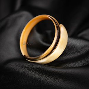 กำไลข้อมือเขาควายแบบบิดเกลียวเคลือบสีแดงพรีเมี่ยมกำไลข้อมือแฟชั่นทำมือจากเวียดนาม - Product Image 3