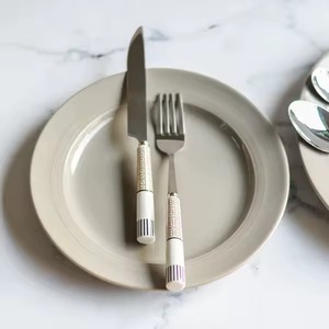 Ensemble de couverts de qualité supérieure avec manche blanc et tête argentée pour les repas en famille, les occasions spéciales, la décoration de table festive et l'usage quotidien en provenance d'Inde - Product Image 5