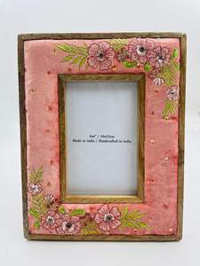 Cadre photo vertical en bois et tissu, fait main, de luxe, moderne, forme personnalisée, collection printemps, brodé et perlé, léger et durable - Product Image 2