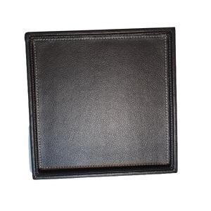Plateau en cuir noir parfait pour ranger les essentiels quotidiens dans un espace moderne - Product Image 1