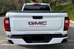 GMC Canyon AT4 2024, Bajo Kilometraje, Caja de Cambios Automática, Volante a la Izquierda, Neumáticos R20, Estado Oscuro - Product Image 4