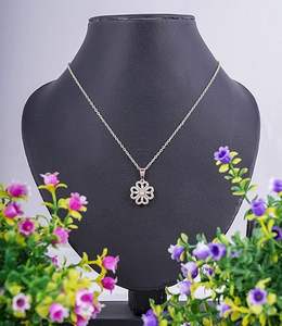 Collier pendentif créatif en forme de trèfle à quatre feuilles rotatif en diamant de laboratoire certifié à la mode en or rose pur 14 carats ou en argent sterling - Product Image 4