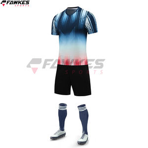 Maillot d'entraînement de football personnalisé Ensemble d'uniformes à manches courtes et shorts Uniformes de football en tissu polyester de conception supérieure - Product Image 4