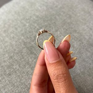 Venta al por mayor personalizado Gabrielle estilo Moissanite anillo de diamantes 10K 14K 18K oro Multi-Anillo de compromiso de racimo de piedras para novia - Product Image 5