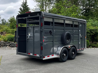 Remorque porte-chevaux neuve avec parois latérales en acier pour le transport de bétail et de chevaux, capacité 6440 lb. Charge utile 17'x6'6
