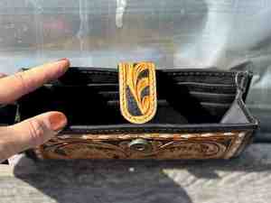 Cartera de Muñeca Bohemia de Cuero Genuino, Bolso Unisex Hecho a Mano con Cierre de Cremallera, Diseño a Rayas, 4' de Alto x 8' de Ancho - Product Image 3