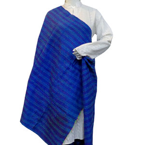 Produits les plus vendus : Étole personnalisée au design élégant, fabriquée à la main, en coton Kantha de haute qualité, réversible, en soie, en vente - Product Image 4