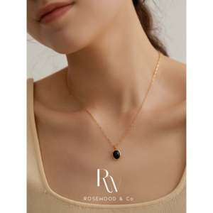 Collana Trendy con Pendente in Opale Nero, Forme Geometriche a Cuore e Numeri, Catena in Acciaio Inossidabile Placcato Oro con Diamanti - Product Image 2