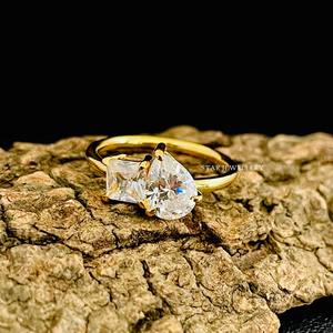 แหวนหมั้นเพชรโมอิสและลูกแพร์เจ้าหญิงหรูหราคริสเตียนสีทอง14K ประดับเพชรโมอิส - Product Image 2