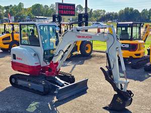 ENVÍO GRATUITO, Miniexcavadora TAKEUCHI TB235-2, Motor Diésel de 24.4 HP, Cabina Cerrada, Aprobado por EPA y CE, Sistema Hidráulico Auxiliar, 2 Velocidades, PLC - Product Image 3