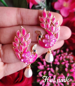 Pendientes de Pavo Real Bailando para Mujer Adornados con Esmalte Meenakari de Dos Tonos, Piedras Brillantes de Esmalte y Elegantes Perlas Monalisa - Product Image 1