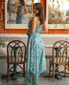 Vestido largo de encaje estampado de poliéster turquesa Aura, sin espalda, ajustado, ecológico, sexy, con cuello en V, sin mangas, estilo bohemio, para fiesta en la playa de verano - Product Image 1