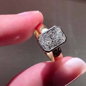 Anillo de Diamante Radiante Certificado por IGI de 3.00ct con Engaste de Bisel en Oro Amarillo y Blanco de Dos Tonos - Product Image 5