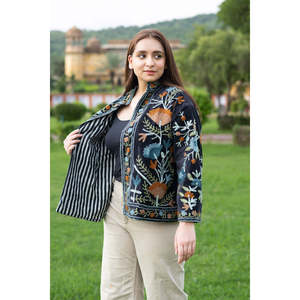 Veste en velours noir artisanale avec motif Suzani brodé, réversible en cuir suédé, grande taille, style bohème universitaire pour l'automne - Product Image 4