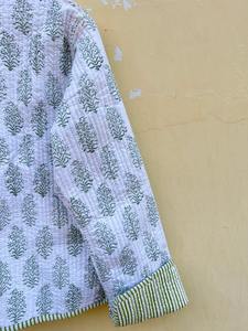 Chaqueta de Algodón con Estampado de Bloques, Hecha a Mano en India, Chaqueta Acolchada Kantha de Algodón Blanco, Chaqueta Reversible con Estampado Floral Estilo Boho - Product Image 2