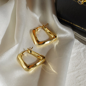 Vente en gros de boucles <span class=keywords><strong>d</strong></span>'oreilles créoles classiques pour femmes en acier inoxydable plaqué <span class=keywords><strong>or</strong></span>, idéales pour les cadeaux et <span class=keywords><strong>l</strong></span>'usage quotidien, vente en gros OEM ODM - Product Image 2