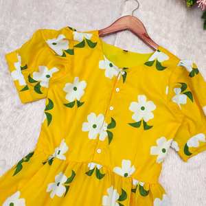 ชุดแม็กซี่ใส่สำหรับฤดูร้อนที่สวยงามพร้อมลวดลายดอกไม้สีสันที่เป็นเอกลักษณ์ - Product Image 1