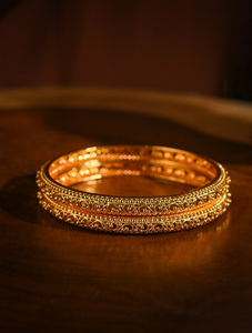 Bracelets en laiton au design floral à porter au quotidien, avec une texture en relief continue sur une finition mate, disponibles au prix de gros. - Product Image 5