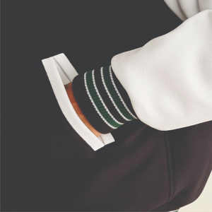 แจ็กเก็ตสีดำแขนสีขาวสำหรับผู้ชายแจ็คเก็ตเบสบอลปักลายตามสั่ง - Product Image 4