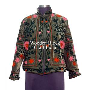 Veste d'hiver bohème vintage faite à la main, broderie florale suzani sur velours imprimé, chic ethnique, vêtements d'extérieur pour femmes, vêtements de soirée - Product Image 2