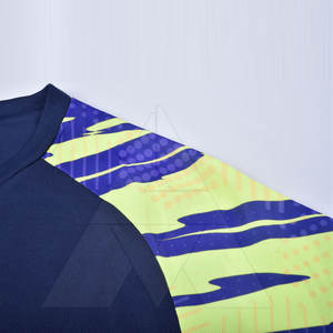 ชุดฟุตบอลขายดีรุ่นใหม่ล่าสุด ชุดฝึกซ้อมกีฬา ผลิตจากโพลีเอสเตอร์ 100% สีและโลโก้สั่งทำได้ ใช้ได้ทุกฤดู - Product Image 5