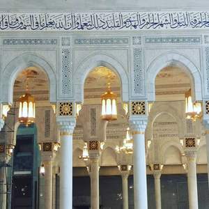 Panel de Mihrab para Mezquita, Tallado a Mano, de Mármol Blanco Resistente, con Caligrafía Islámica, Diseño Tradicional Impermeable, de HAYAT INDUSTRIES - Product Image 2