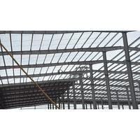 Hangar à grande portée en structure métallique, bâtiment d'usine, entrepôt industriel