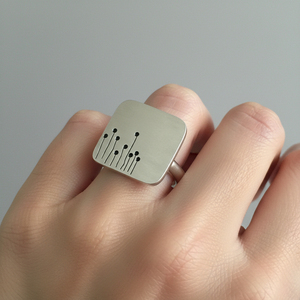 Anillo Cuadrado de Latón Grabado, Diseño Geométrico Clásico Moderno con Detalles Minimalistas - Product Image 1