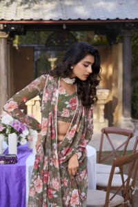 Sari estampado elegante en tela de mármol sin peso con borde de encaje de perlas y blusa coordinada para mujeres B2B suministro a granel - Product Image 6